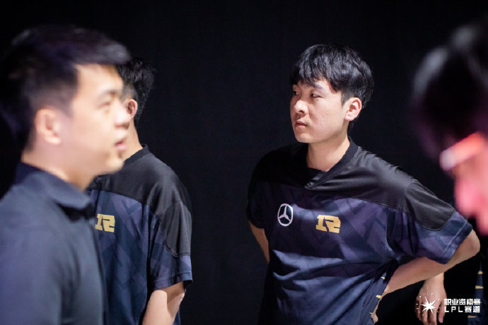 Leyu赛地聚焦：中超转会期热度飙升，法兰克福战术微调，震撼外界，资深球员宣示担当的简单介绍